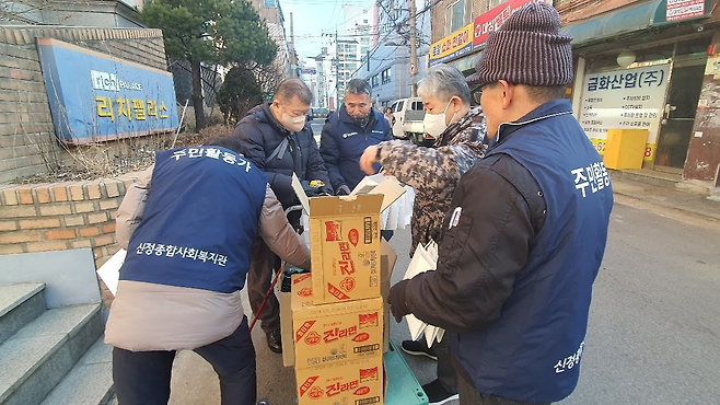 ‘공유냉장고’ 사업 참가자들이 서울 양천구에서 고립 위기에 처한 가구에 라면 등을 배부하며 고립가구를 발굴하고 안부를 확인하는 자원봉사를 하고 있다. 손형래씨 제공