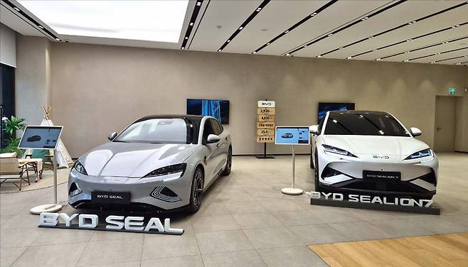서울 양천구 삼천리EV BYD 오토 목동전시장 내부에 BYD 전기 세단 씰과 중형 스포츠유틸리티차(SUV) 씨라이언7이 전시돼 있다. (문지민 기자)