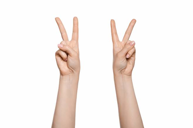 사진 찍을 때 흔히 하는 '브이'(V) 포즈가 개인정보 유출로 이어질 수 있다는 경고가 나왔다. 기사 이해를 돕기 위한 사진./사진=게티이미지뱅크