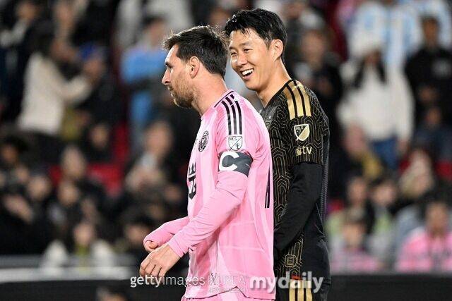 13일 영국 'BBC' 보도에 따르면 리오넬 메시(인터 마이애미)가 손흥민(LA FC)을 제치고 MLS 최고 연봉자로 등극했다. MLS 개막전에서 이야기를 나누고 있는 손흥민(오른쪽)과 메시./게티이미지코리아/게티이미지코리아