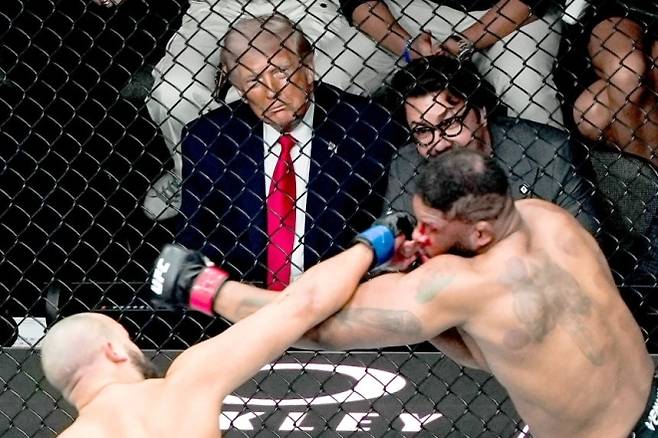 2026년 4월 11일 도널드 트럼프 미국 대통령이 플로리다주 마이애미에서 종합격투기 UFC 경기를 관람하고 있다. 마이애미 AP 뉴시스