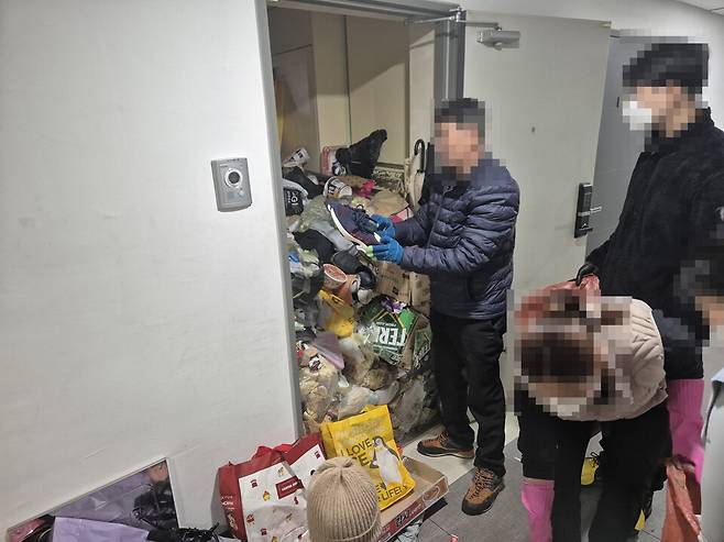 천안시 관계자들과 봉사자들이 지난 3월 서북구 부성2동의 40대 여성 가구를 방문해 생활 폐기물을 수거하고 방역 작업을 펼치고 있다. ⓒ천안시 제공