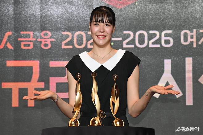 FA 박지수의 행선지가 14일 결정될 것으로 보인다. 2025~2026시즌 정규리그 시상식서 MVP에 오른 뒤 트로피 앞에 기뻐하는 박지수. 사진제공|WKBL