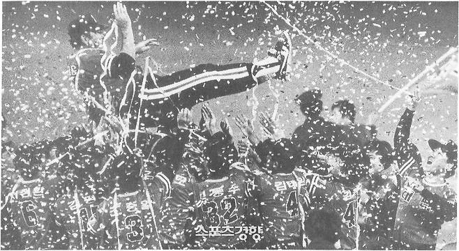 1989년 11월1일 한국시리즈 우승을 확정지은 해태 선수들이 잠실구장에서 김응룡 감독을 헹가래치고 있다. 경향신문 자료사진