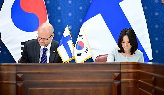 한-핀란드 워킹홀리데이 협정 체결 (서울=연합뉴스) 김진아 외교부 2차관과 유리 예르비아호 주한핀란드대사가 13일(현지시간) '한-핀란드 워킹홀리데이 협정'에 서명하고 있다. 2026.5.13 [외교부 제공. 재판매 및 DB 금지'