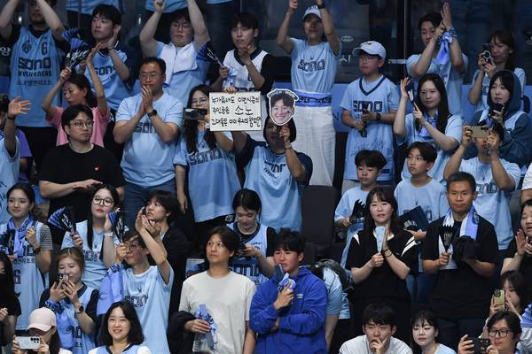 고양 소노 팬들이 13일 고양소노아레나에서 열린 2025-2026 LG전자 프로농구 챔피언결정전 5차전에서 응원하고 있다. 2026.5.13 /KBL 제공