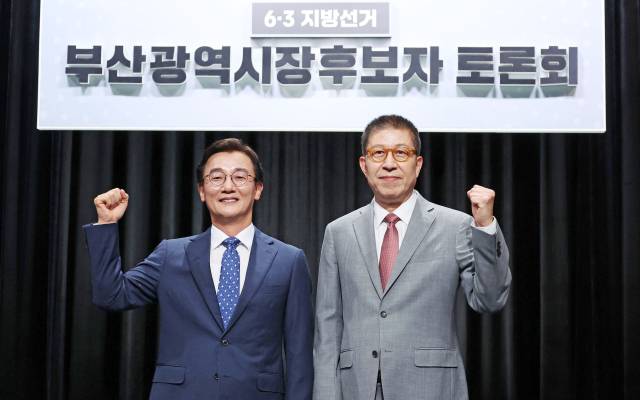 더불어민주당 전재수 부산시장 후보와 국민의힘 박형준 후보가 12일 오후 부산MBC에서 열린 초청토론회에서 포즈를 취하고 있다. 정종회 기자 jjh@