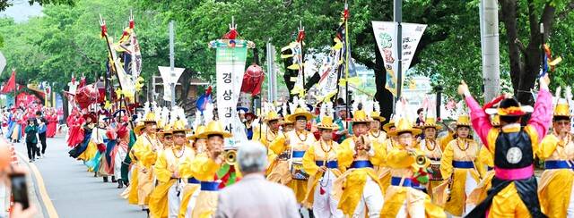 2026 성주참외&생명문화축제'가 오는 14일부터 17일까지 나흘간 성주 성밖숲 일원에서 화려하게 펼쳐진다. 지난해 축제행렬 모습. 성주군 제공