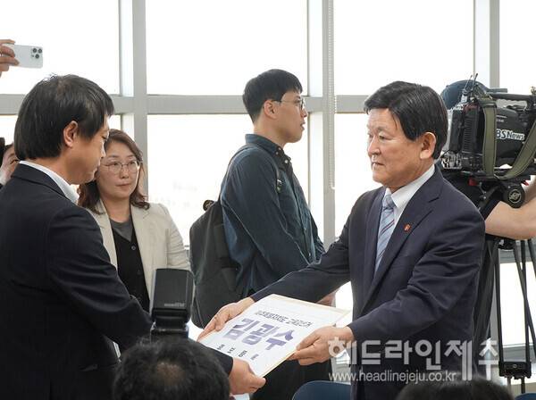 6.3지방선거 후보등록 첫날인 14일 김광수 교육감 후보가 후보등록 서류를 제출하고 있다. ⓒ헤드라인제주