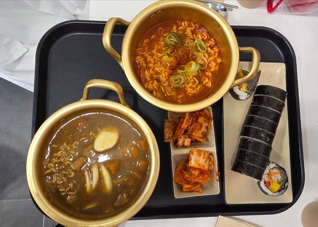 카레라면(8500원)과 장인라면 맵싸한 맛(5500원), 참치김밥(5500원)/사진=김아름 기자 armijjang@