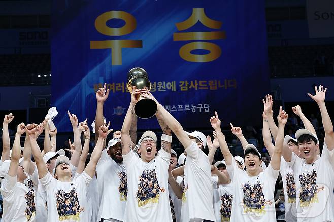 13일 오후 경기 고양시 일산서구 고양소노아레나에서 열린 2025-26 프로농구 챔피언결정전 5차전 부산 KCC와 고양 소노의 경기에서 KCC 선수들이 우승을 확정, 우승트로피를 들어 올리며 환호하고 있다. 2026.5.13 ⓒ 뉴스1 구윤성 기자