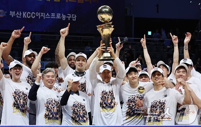 13일 오후 경기 고양시 일산서구 고양소노아레나에서 열린 2025-26 프로농구 챔피언결정전 5차전 부산 KCC와 고양 소노의 경기에서 우승한 KCC 이상민 감독이 선수들과 함께 트로피를 들어올리며 기쁨을 나누고 있다. 2026.5.13 ⓒ 뉴스1 구윤성 기자