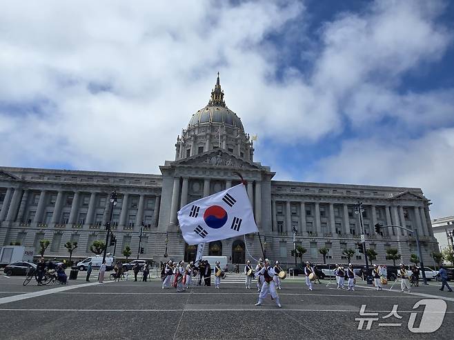 이천통신사가 미국 현지에서 이천거북놀이를 공연하고 있는 모습.(이천시 제공)