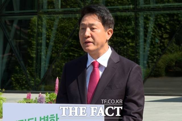 오세훈 국민의힘 서울시장 후보가 14일 오전 서울 중구 서울시청 앞에서 6.3 지방선거 대국민 호소 기자회견을 하고 있다. /김기범 기자
