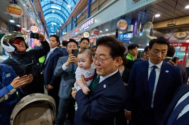 이재명 대통령은 13일 울산에서 'K-조선 미래비전 간담회'를 마친 뒤 지역 전통시장인 남목마성시장을 예고 없이 방문해 시민과 상인들의 목소리를 들었다. (사진: 청와대 제공)