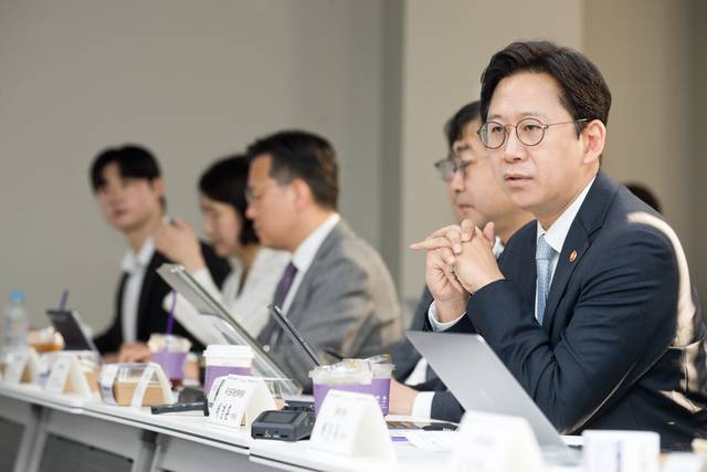 배경훈(오른쪽) 부총리 겸 과학기술정보통신부 장관이 14일 서울 남대문로 서울스퀘어의 국가AI전략위원회에서 제18차 운영위원회를 주재하고 있다. 과학기술정보통신부 제공