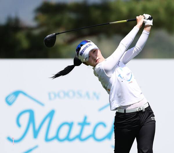 2026년 한국여자프로골프(KLPGA) 투어 제18회 두산 매치플레이에 출전한 디펜딩 챔피언 이예원 프로가 조별리그 2라운드에서 경기하는 모습이다. 사진제공=KLPGA (사진을 무단으로 사용하지 마십시오.)