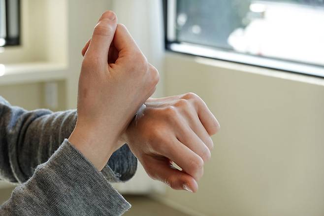 손은 피부가 얇고, 피지선이 적어 노화가 빠르다. 노화 속도를 늦추려면 피부 장벽을 보호하는 생활 습관을 들여야 한다. /클립아트코리아