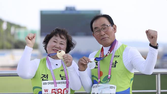 ‘열린 대회’ 대구세계마스터즈육상경기대회에는 이색 참가자가 많습니다. 전남 목포에서는 오이순(74)·김성봉(78) 부부가 포환던지기에 나란히 출전합니다.