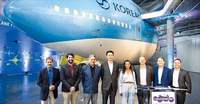 < 美 과학센터에 항공기 기증 > 대한항공이 미국 캘리포니아 과학센터 ‘대한항공 항공 전시관’에 기증한 보잉 747 항공기 전시물이 12일(현지시간) 공개됐다. 조원태 한진그룹 회장(왼쪽 네 번째)과 제프리 루돌프 캘리포니아 과학센터 최고경영자(CEO·세 번째) 등이 기념 촬영하고 있다. /대한항공 제공