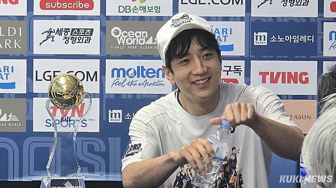 허훈이 13일 고양소노아레나에서 우승을 차지한 뒤 기자회견에서 환하게 웃고 있다. 김영건 기자