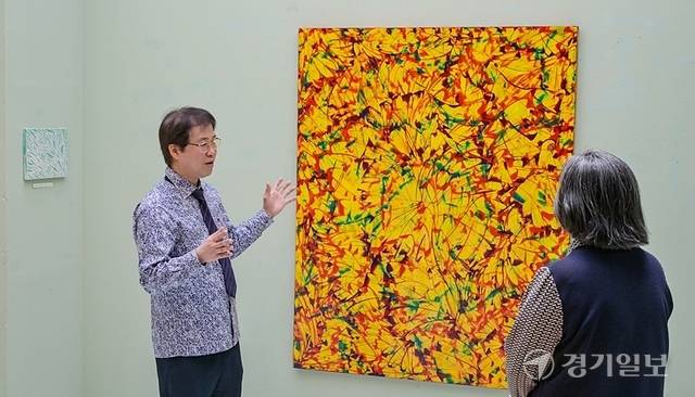 홍수우 작가가 관객에게 작품을 설명하고 있다. 윤원규기자