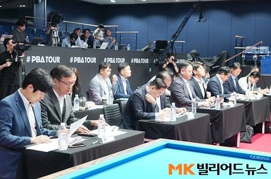 PBA 팀리그 드래프트에 참가한 9개 구단 관계자가 지명권 행사에 앞서 자료를 검토하고 있다.
