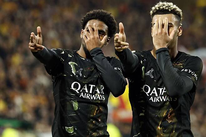 “우승은 우리 것” 파리생제르맹(PSG) 이브라힘 음바예(왼쪽)가 14일 프랑스 랑스의 볼라르트 들렐리스 경기장에서 열린 RC랑스와 2025~2026 프랑스 리그1 원정 경기에서 후반 추가시간 쐐기골을 넣은 뒤 팀 동료 데지레 두에와 함께 세리머니를 하고 있다. 랑스=EPA연합뉴스