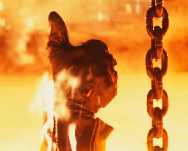 영화 ‘터미네이터 2’의 T-800(아놀드 슈왈제네거 분)이 용광로에 빠지는 장면. 네이버 제공