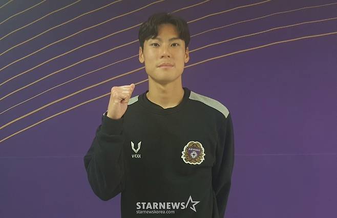 FC안양 공격수 최건주가 지난 13일 안양종합운동장에서 열린 김천 상무와의 하나은행 K리그1 2026 14라운드 경기 후 믹스트존에서 포즈를 취하고 있다. /사진=박재호 기자