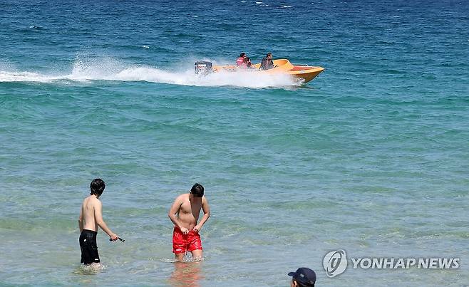 바닷물이 시원한 초여름 날씨 (강릉=연합뉴스) 유형재 기자 = 초여름의 날씨를 보인 13일 강원 강릉시 경포해수욕장에서 관광객들이 바다에 뛰어들어 물놀이를 즐기고 있다.
이날 강릉은 27도를 넘는 기온을 기록했다. 2026.5.13 yoo21@yna.co.kr