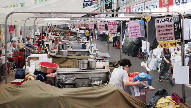 서문시장 국수거리 (대구=연합뉴스) 황수빈 기자 = 14일 오전 대구 서문시장 국수거리에서 상인들이 손님맞이 준비로 분주하다. 2026.5.14