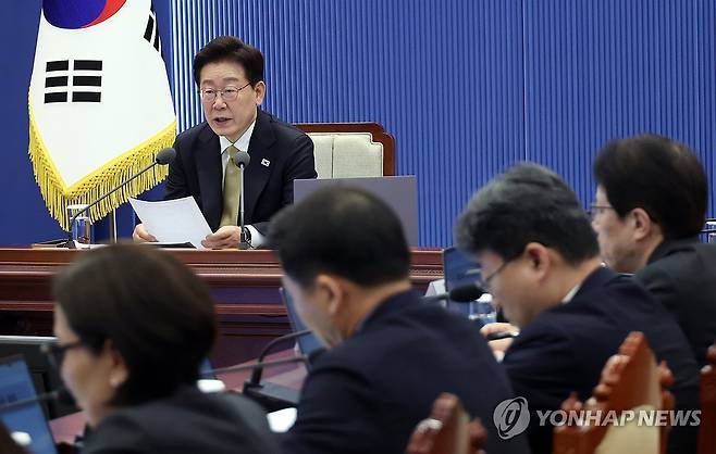 이재명 대통령, 수석보좌관회의 발언 (서울=연합뉴스) 한상균 기자 = 이재명 대통령이 14일 청와대에서 열린 수석보좌관회의에서 발언하고 있다. 2026.5.14 xyz@yna.co.kr
