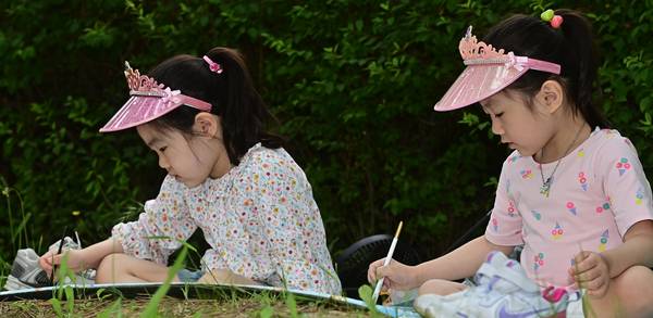 지난해 열린 바다그리기대회에서 참가자들이 그림을 그리고 있다. /경인일보 DB