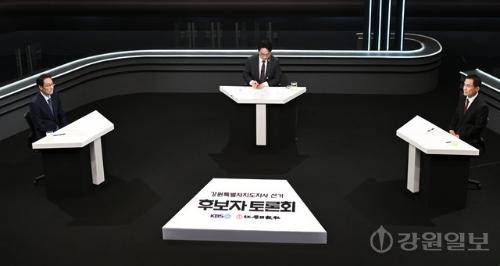 ◇강원일보와 KBS춘천방송총국이 공동으로 마련한 6·3 지방선거 강원도지사 후보자 초청 토론회가 13일 KBS춘천방송총국 교양스튜디오에서 열렸다. 우상호 더불어민주당 후보(왼쪽)와 김진태 국민의힘 후보가 토론에 임하고 있다. 신세희기자