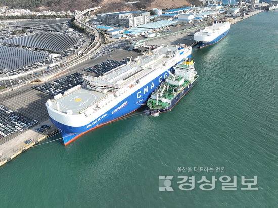 ▲ 지난 2월 울산항 자동차부두에서 하역 작업 중인 자동차운반선에 상업운영용 LNG 연료 공급을 성공적으로 마쳤다.경상일보 자료사진