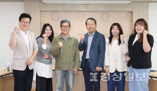 ▲ 본보 37주년 창간호 문화좌담회 참석자들이 기념촬영하고 있다.