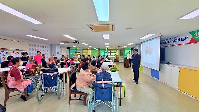 포항 노인요양시설 정애원이 지난 8일 강당에서 어버이날을 맞아 ‘사랑을 나누는 행복한 하루’ 행사를 열고 있다. /정애원 제공