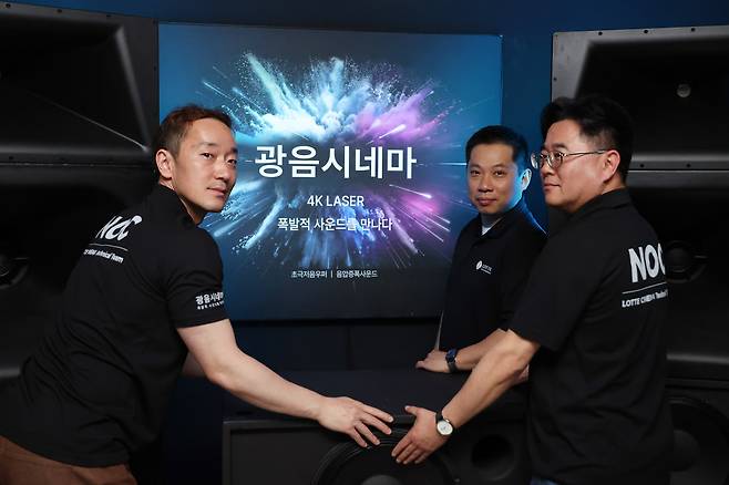 롯데컬처웍스 NOC파트 윤용섭(가운데) 센터장, 우석봉(오른쪽) 권역장, 정진하 책임이 11일 서울 롯데시네마 월드타워점에서 이투데이와 인터뷰에 앞서 포즈를 취하고 있다.(고이란 기자 photoeran@)