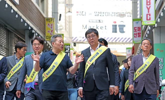 최휘영 문화체육관광부 장관이 15일 경남 밀양아리랑시장을 방문해 바가지요금 퇴출 캠페인을 벌이고 있는 모습.(사진제공=문체부)