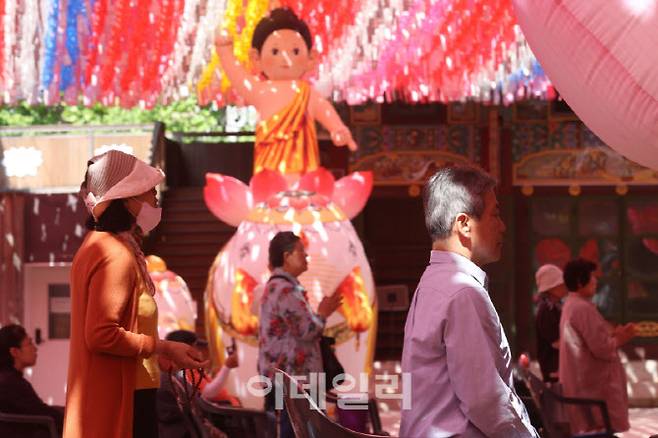부처님 오신 날을 앞둔 14일 서울 종로구 조계사에서 시민들이 기도를 하고 있다.(사진=이영훈 기자)