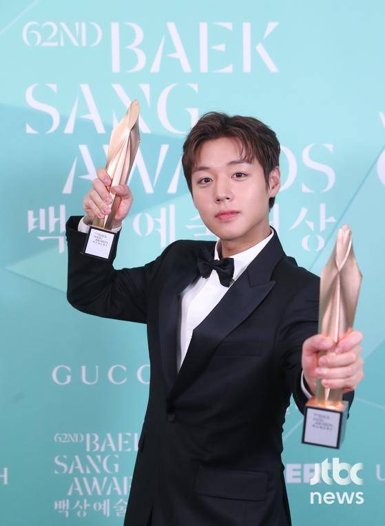 배우 박지훈이 '제62회 백상예술대상'에서 영화부문 남자 신인 연기상과 네이버 인기상을 수상한 후 2관왕 트로피 세리머니를 하고 있다. 방송·영화·연극과 뮤지컬을 아우르는 국내 유일무이 종합 예술 시상식 '제62회 백상예술대상 with 구찌'는 8일 오후 7시 50분 서울 강남구 코엑스 D홀에서 개최됐다. 특별취재반 / 2026. 05. 08/