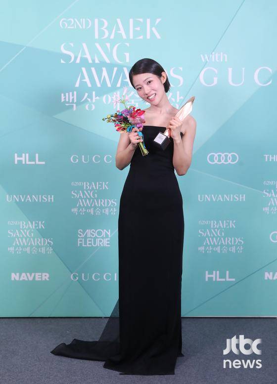 배우 서수빈이 '제62회 백상예술대상'에서 영화부문 여자 신인 연기상을 수상한 후 트로피 세리머니를 하고 있다. 방송·영화·연극과 뮤지컬을 아우르는 국내 유일무이 종합 예술 시상식 '제62회 백상예술대상 with 구찌'는 8일 오후 7시 50분 서울 강남구 코엑스 D홀에서 개최됐다. 특별취재반 / 2026. 05. 08/