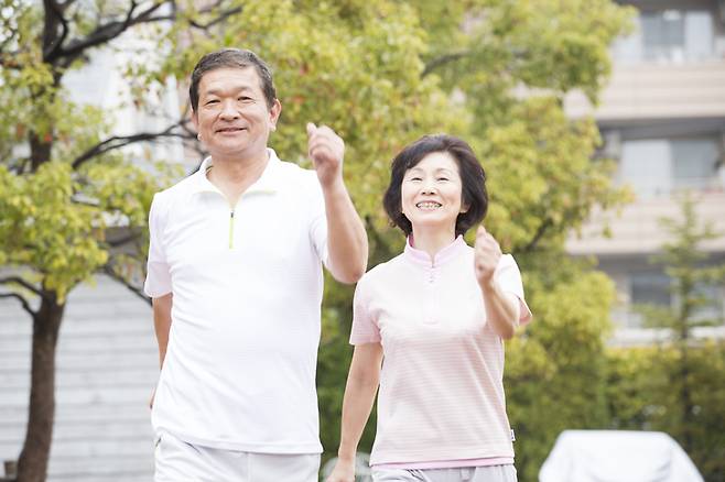 걷기는 중년 이후에도 부담 없이 꾸준히 할 수 있는 유산소 운동이다. 사진=게티이미지뱅크