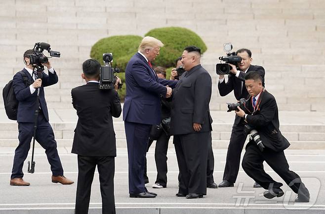 2019년 6월 30일, 판문점에서 도널드 트럼프 미국 대통령과 김정은 북한 노동당 총비서가 만나 악수하고 있다. ⓒ 로이터=뉴스1