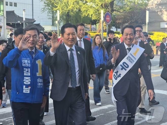 지난달 정청래 더불어민주당 대표 강원 강릉 방문 당시 시민들에게 인사하는 우상호 도지사 후보, 김중남 강릉시장 후보(사진 왼쪽). ⓒ 뉴스1 윤왕근 기자