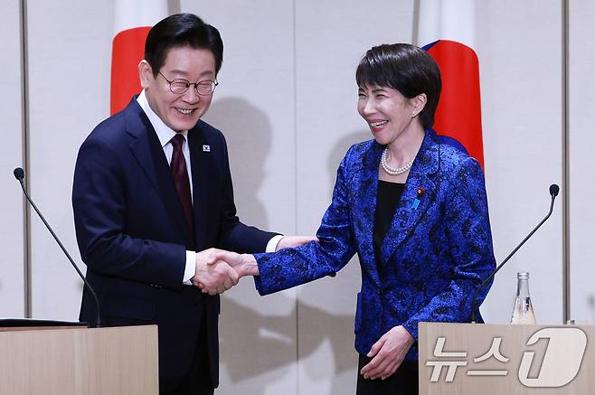 이재명 대통령과 다카이치 사나에 일본 총리가 지난 1월 13일 일본 나라현 회담장에서 공동언론발표를 마친 뒤 악수하고 있다. 2026.1.13 ⓒ 뉴스1 이재명 기자