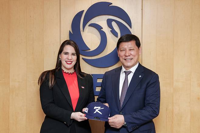 안지 샤키라 마르티네스 떼헤라 도미니카공화국 대사와 허구연 KBO 총재. (KBO 제공)