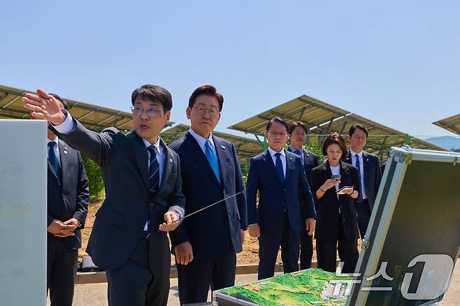 이재명 대통령이 15일 경북 의성군 일원에서 대구경북 통합 신공항 부지를 시찰하고 있다. (청와대 제공. 재판매 및 DB 금지) 2026.5.15 ⓒ 뉴스1 이재명 기자