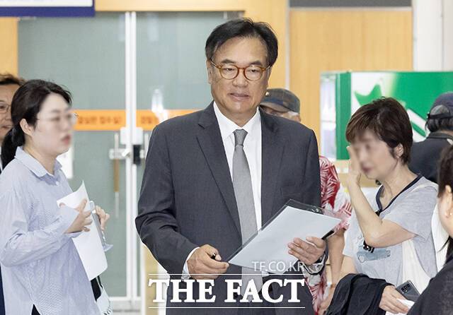 정진석 전 대통령비서실장이 15일 오전 서울 서초구 서울중앙지방법원에서 열린 헌법재판관 미임명 혐의 관련 12차 공판에 출석하고 있다. /박상민 기자